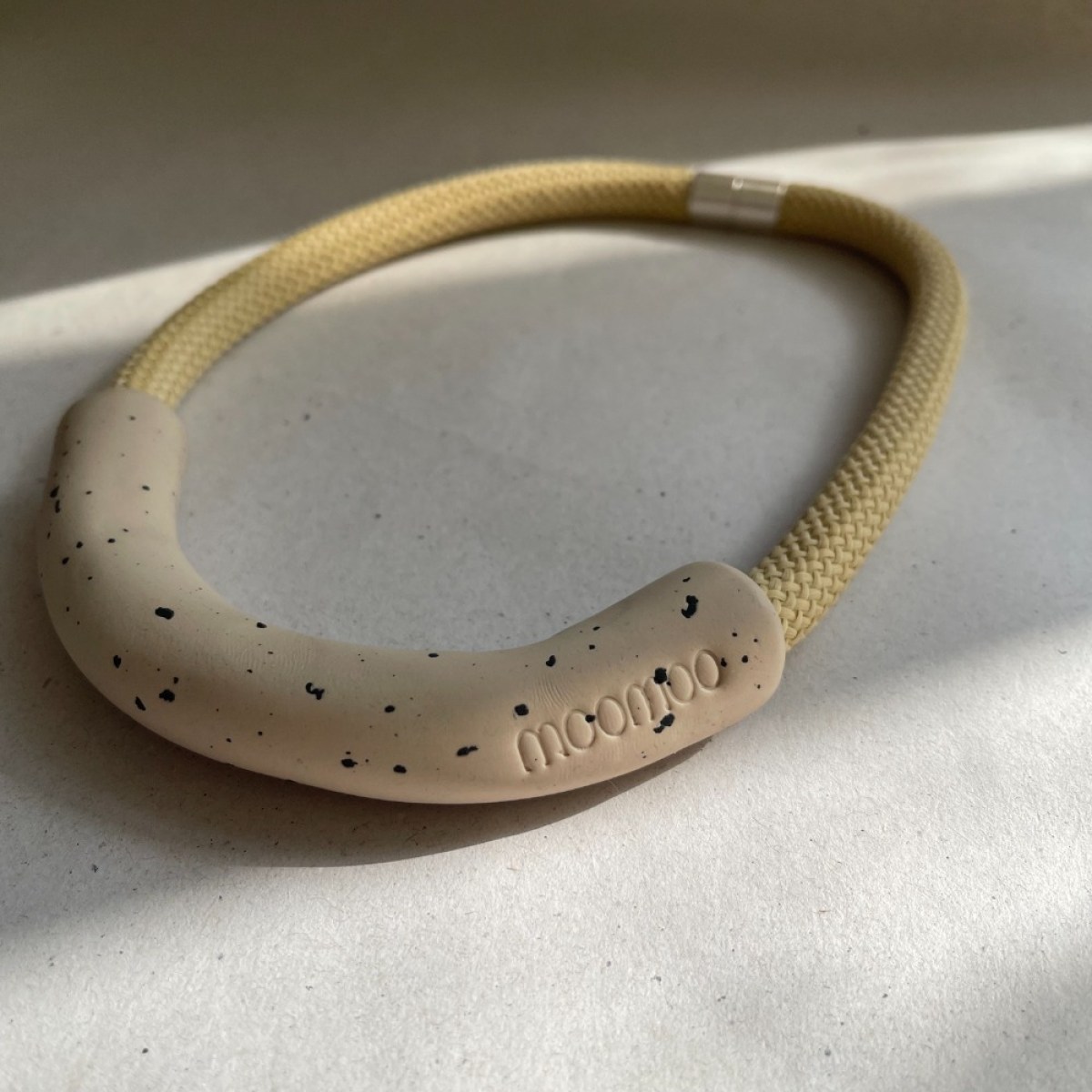 KARIBU NECK. SAND6